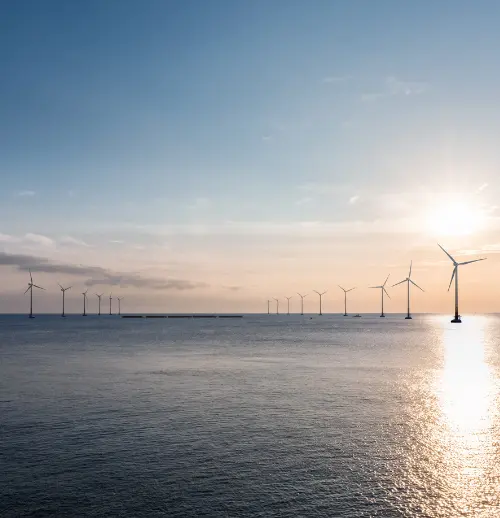 Vindmøllepark langt ute  i havet